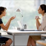 Mujeres en oficina de Bogotá hablando con privacidad sobre Cytotec.